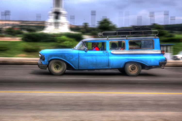 Panning in Habana Vieja, Cuba