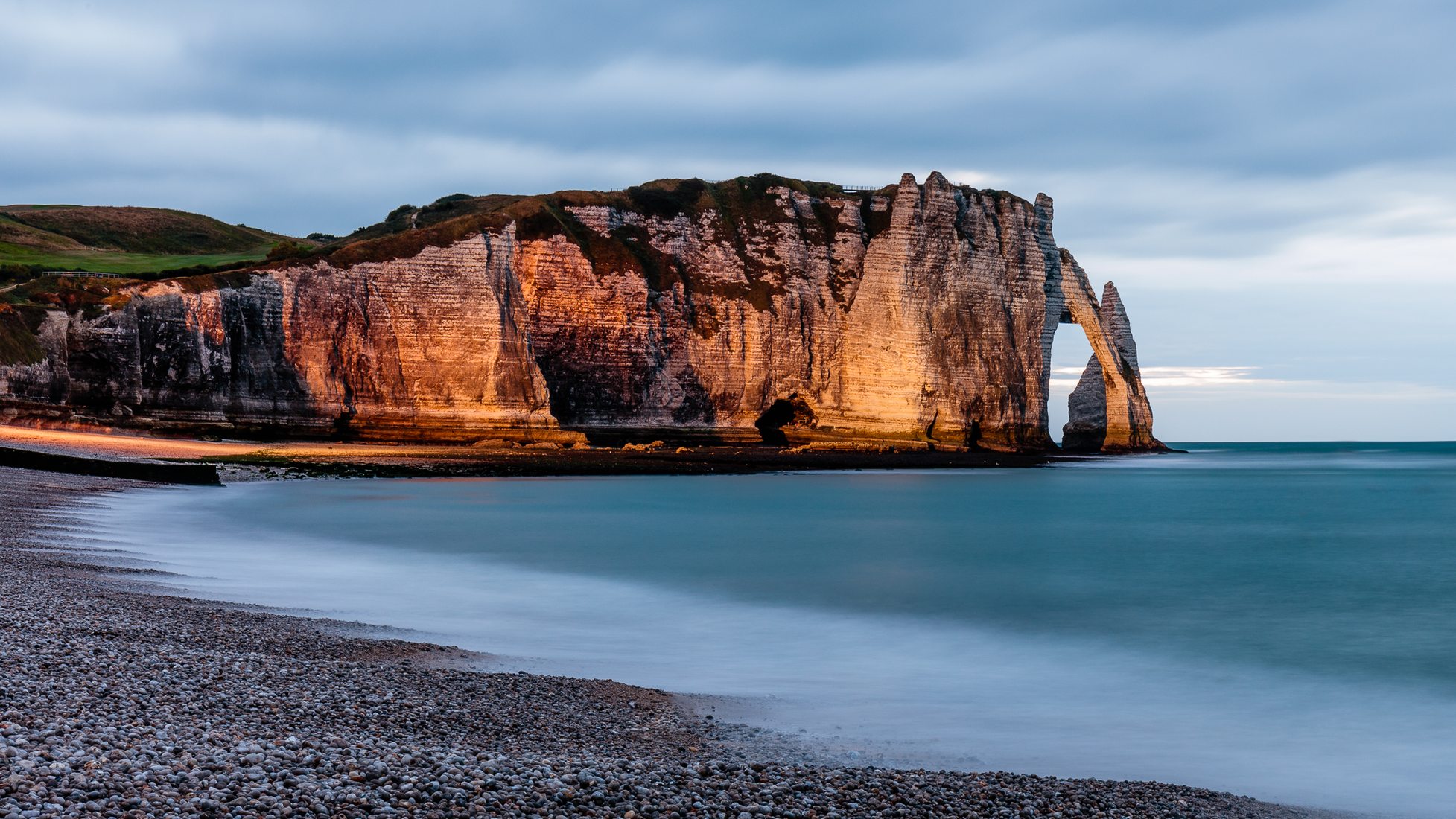 Porte d'Aval avec l'Aiguille à Étretat, France