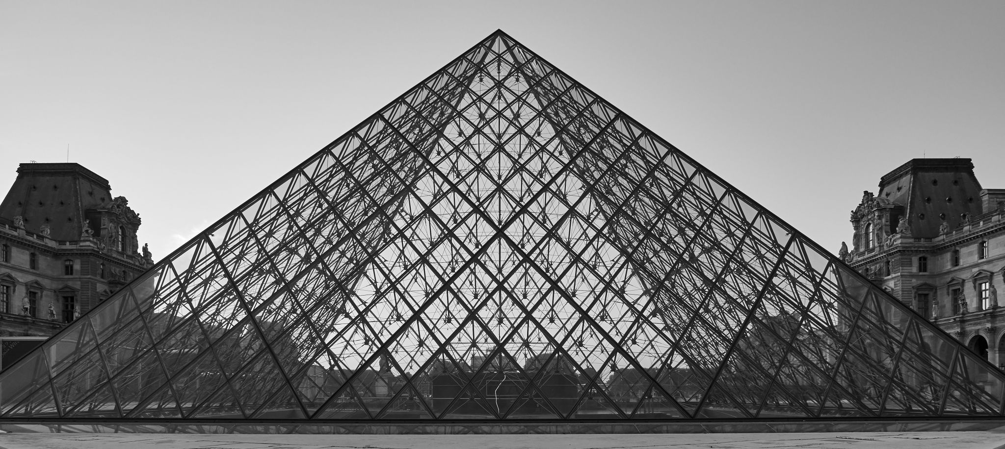 Pyramide du Louvre, France