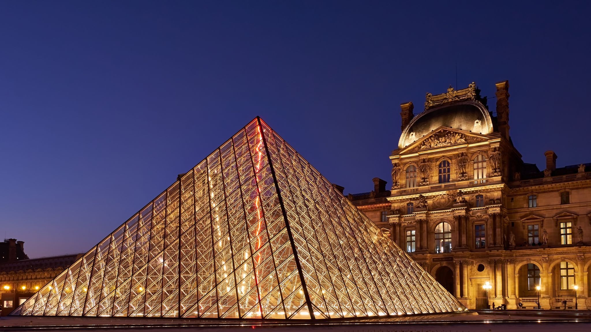 Pyramide du Louvre, France