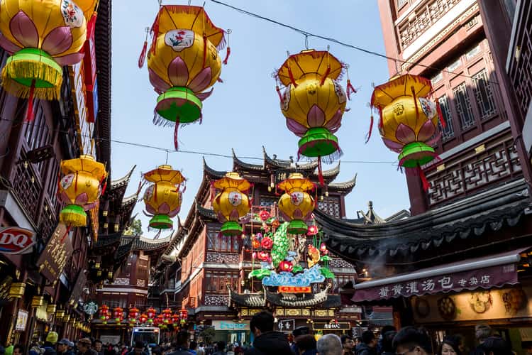Yuyuan Bazaar Markets near Jiuqu Bridge (Zig Zag Bridge)