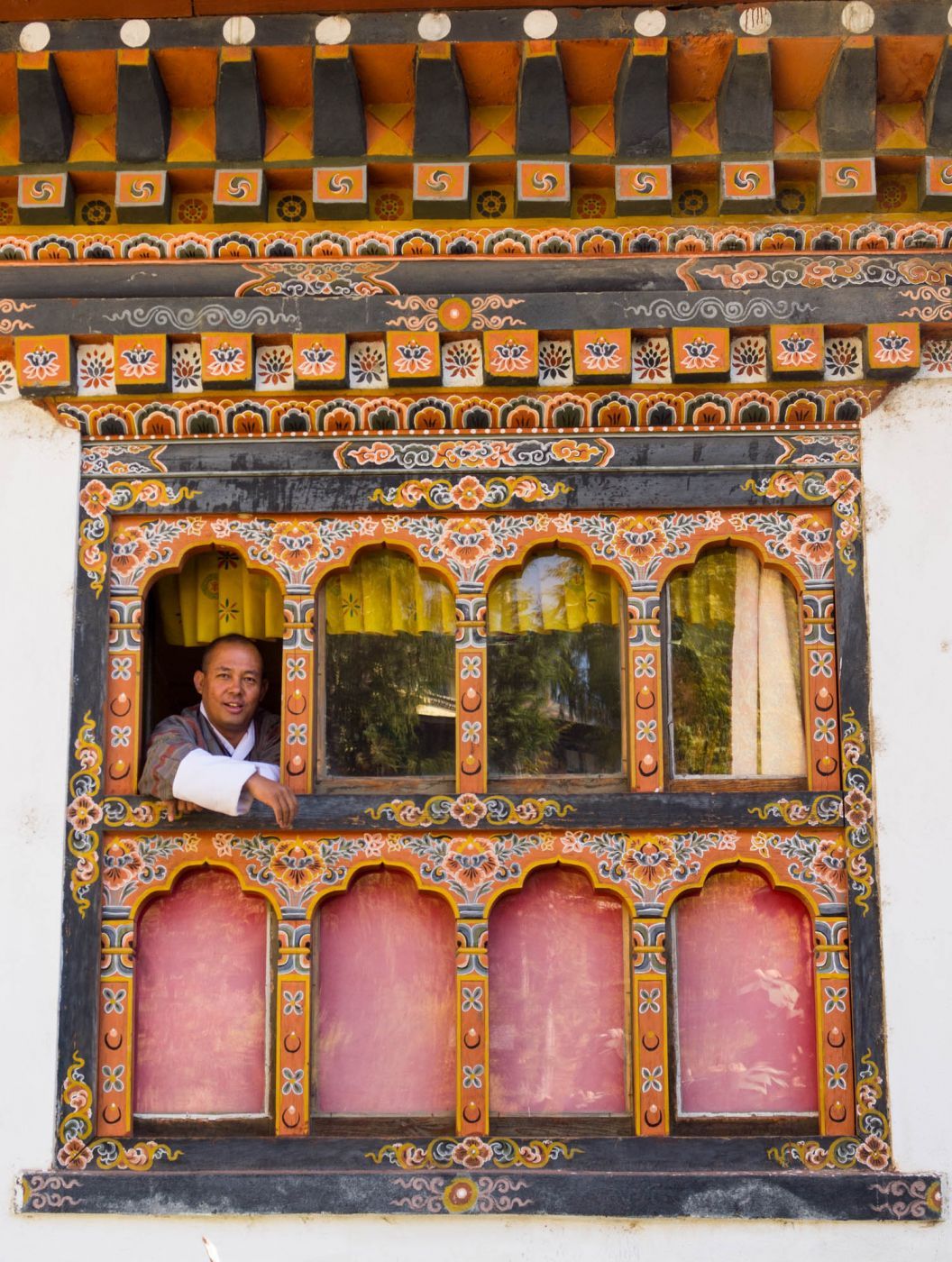 Fenster in der Malschule in Thimphu, Bhutan