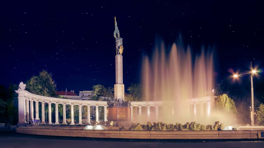 High-jet fountain, Schwarzenbergplatz, Vienna