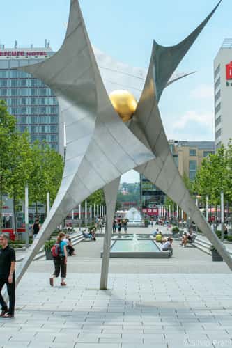 Völkerfreundschaft Sculpture
