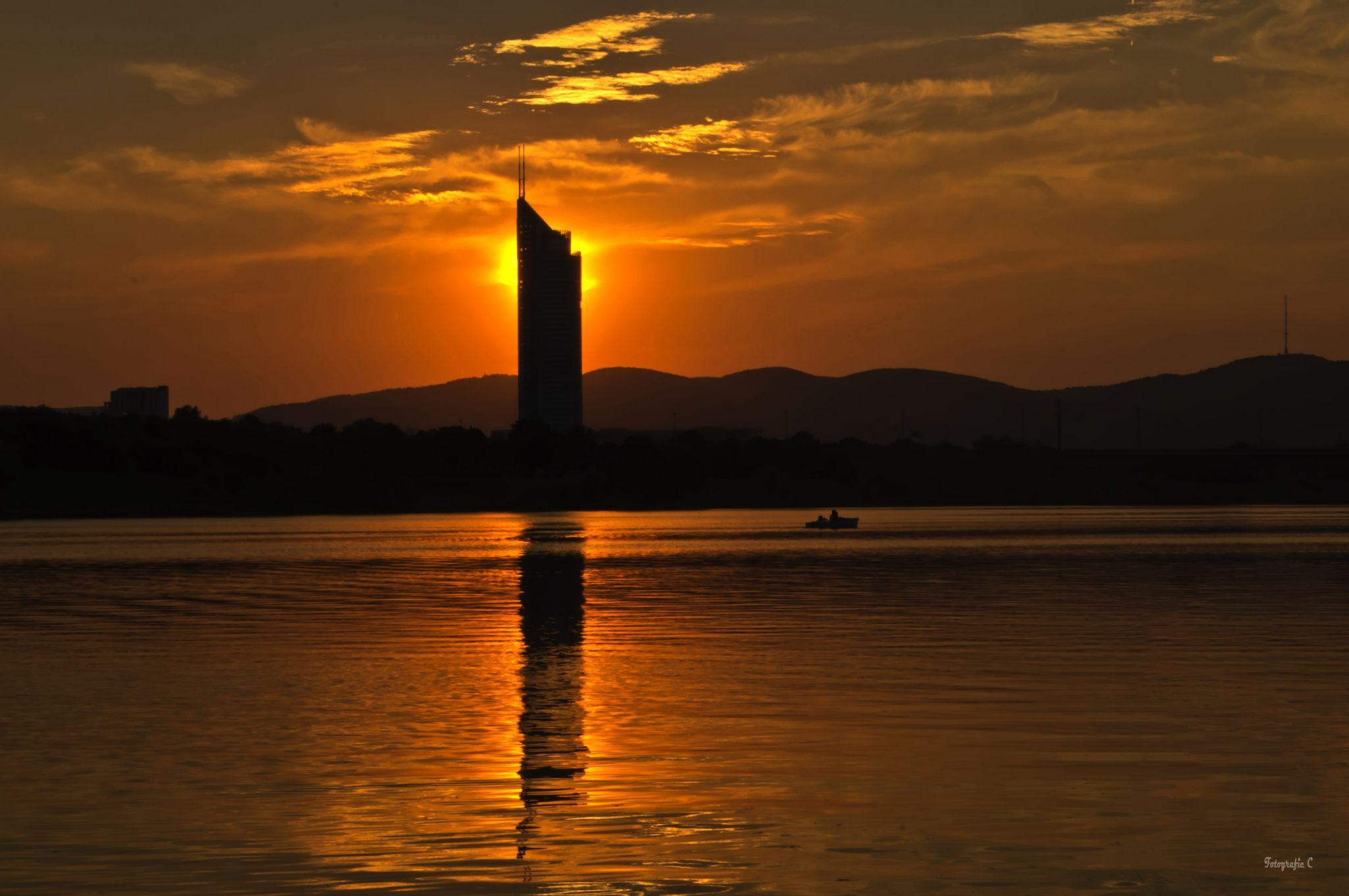 Millenium Tower Wien von der Neuen Donau, Austria