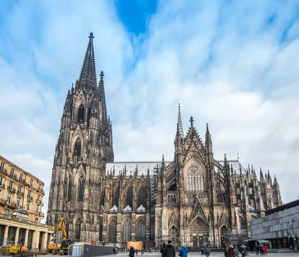 Roncalliplatz toward Cologne Cathedral