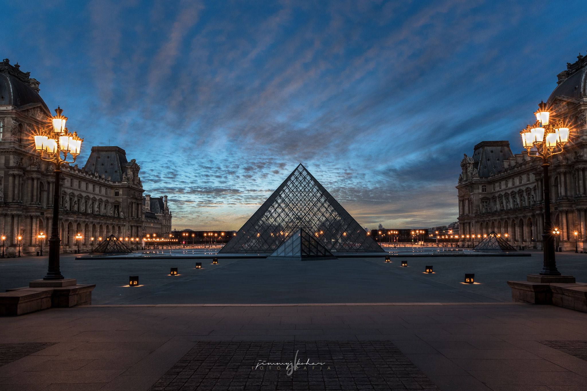 Pyramide du Louvre, France