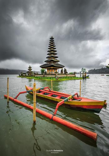 The Ulun Danu Temple Boat