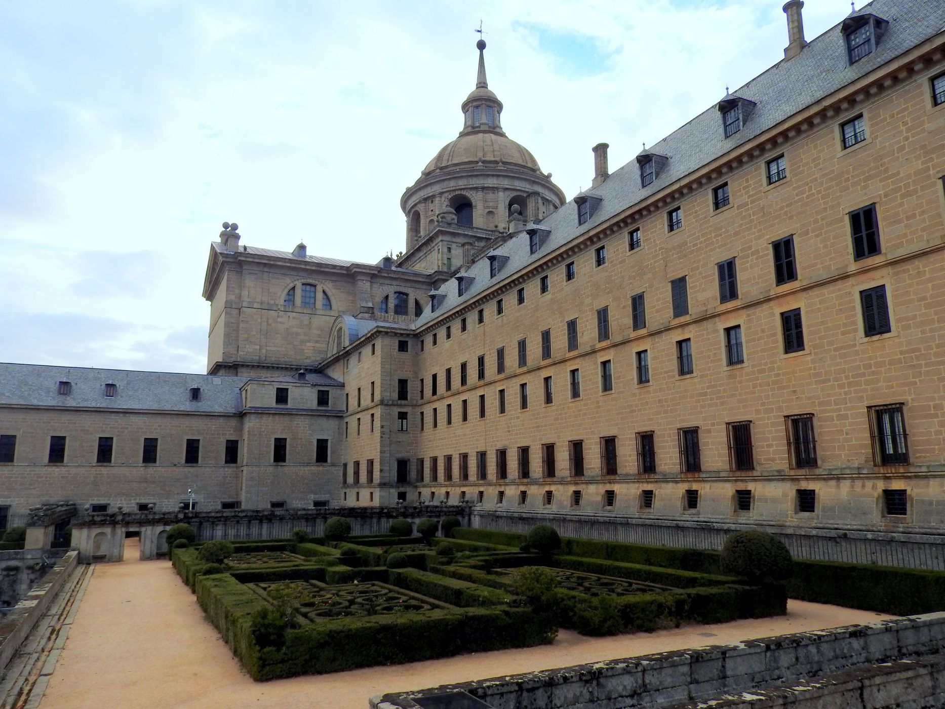 Approach to Basílica Monasterio San Lorenzo Escorial, Spain