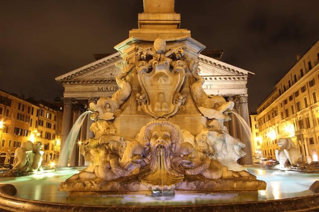Pantheon mit dem Fontana del Pantheon, Italy