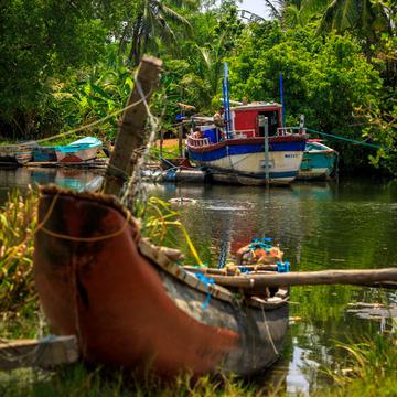 Valaichechena canoe & fishing boat, Sri Lanka