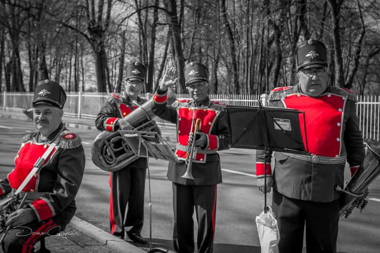 Musicians on the walk to Catherine Palace St Petersburg