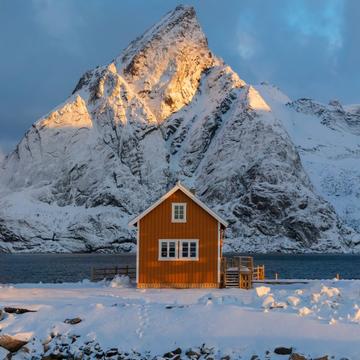 Olstind cabin in Sakrisøy, Norway