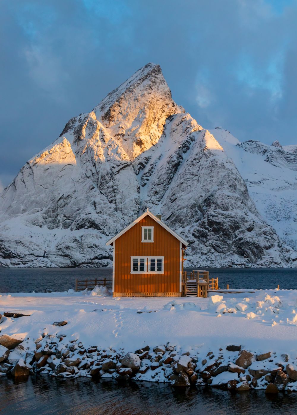 Olstind cabin in Sakrisøy, Norway
