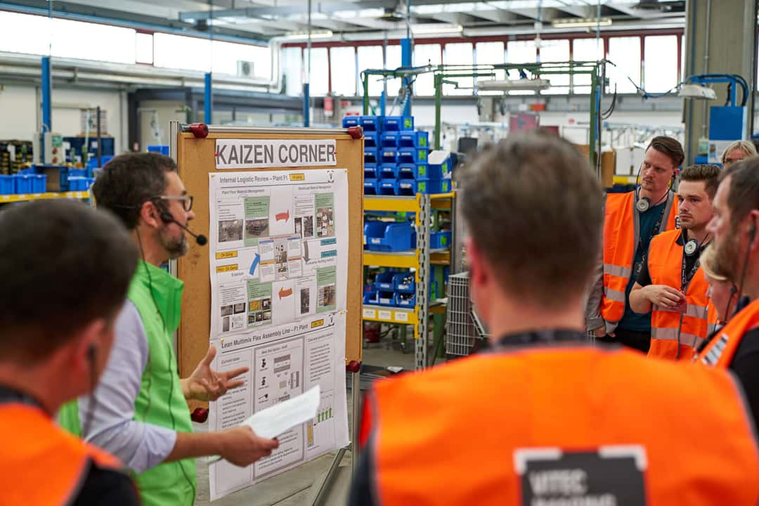 Boards like this one can be found everywhere within the factory halls. They are used by the employees to plan, cooperate, and give feedback. If something is not working, an employee can suggest a change and there is always a note about who is responsible for this issue, what the next step is, and when it should be resolved. This makes sure, that even customer feedback about the tripods lands where they are produced.