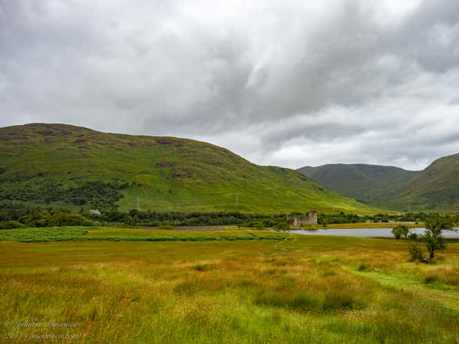 Rocks Kilchurn Castle, Loch Awe, Scotland