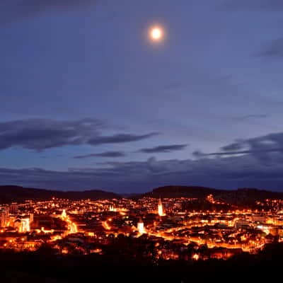 Medias by night, Romania