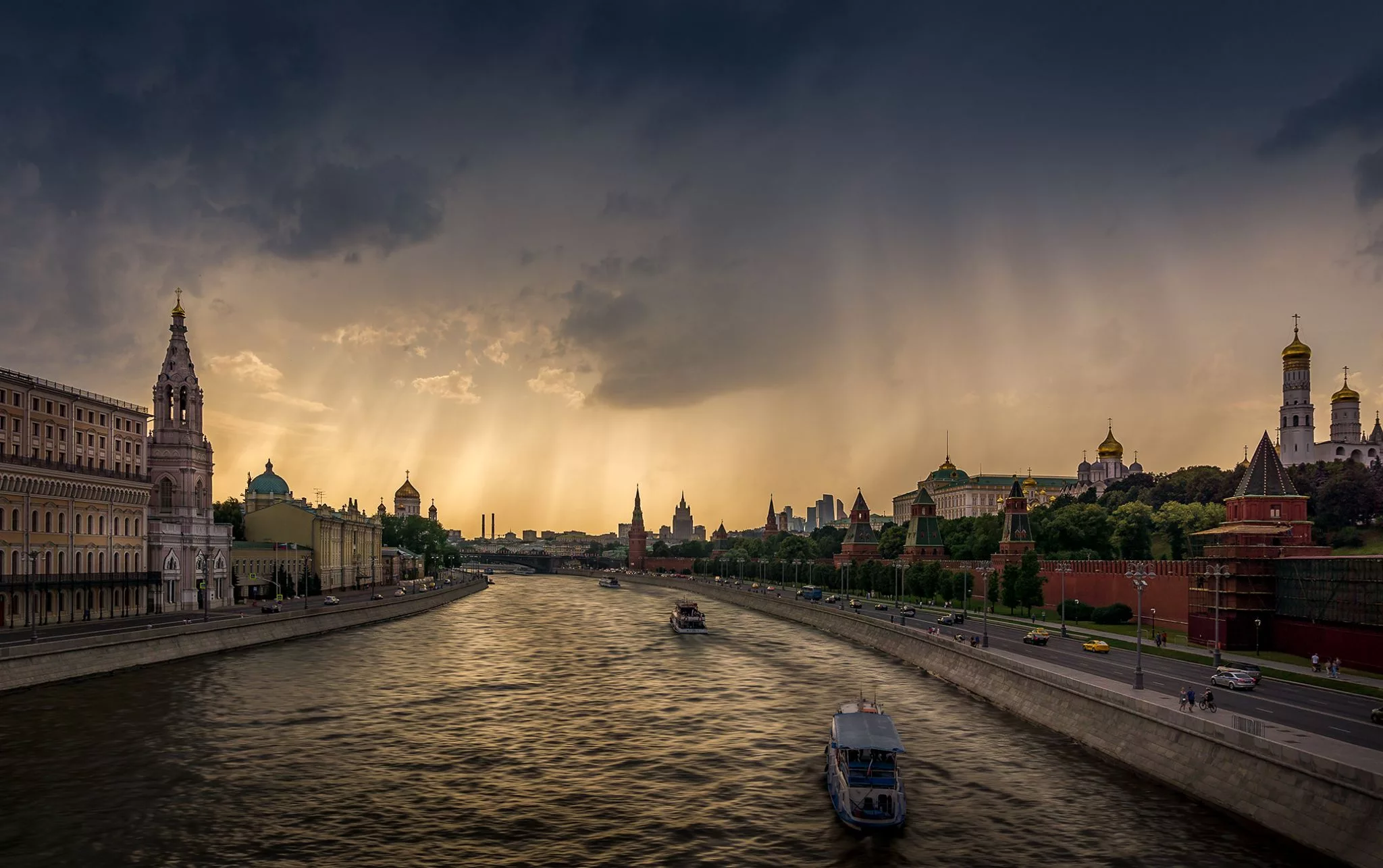 Вечернее небо Москва рука
