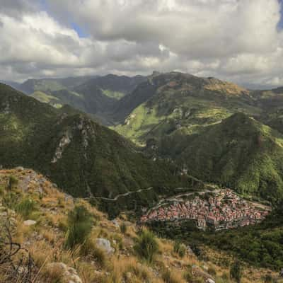 Nestled, Italy