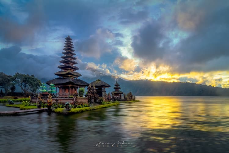 The Ulun Danu Temple Boat
