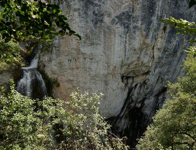 Vanatarile Ponorului waterfall