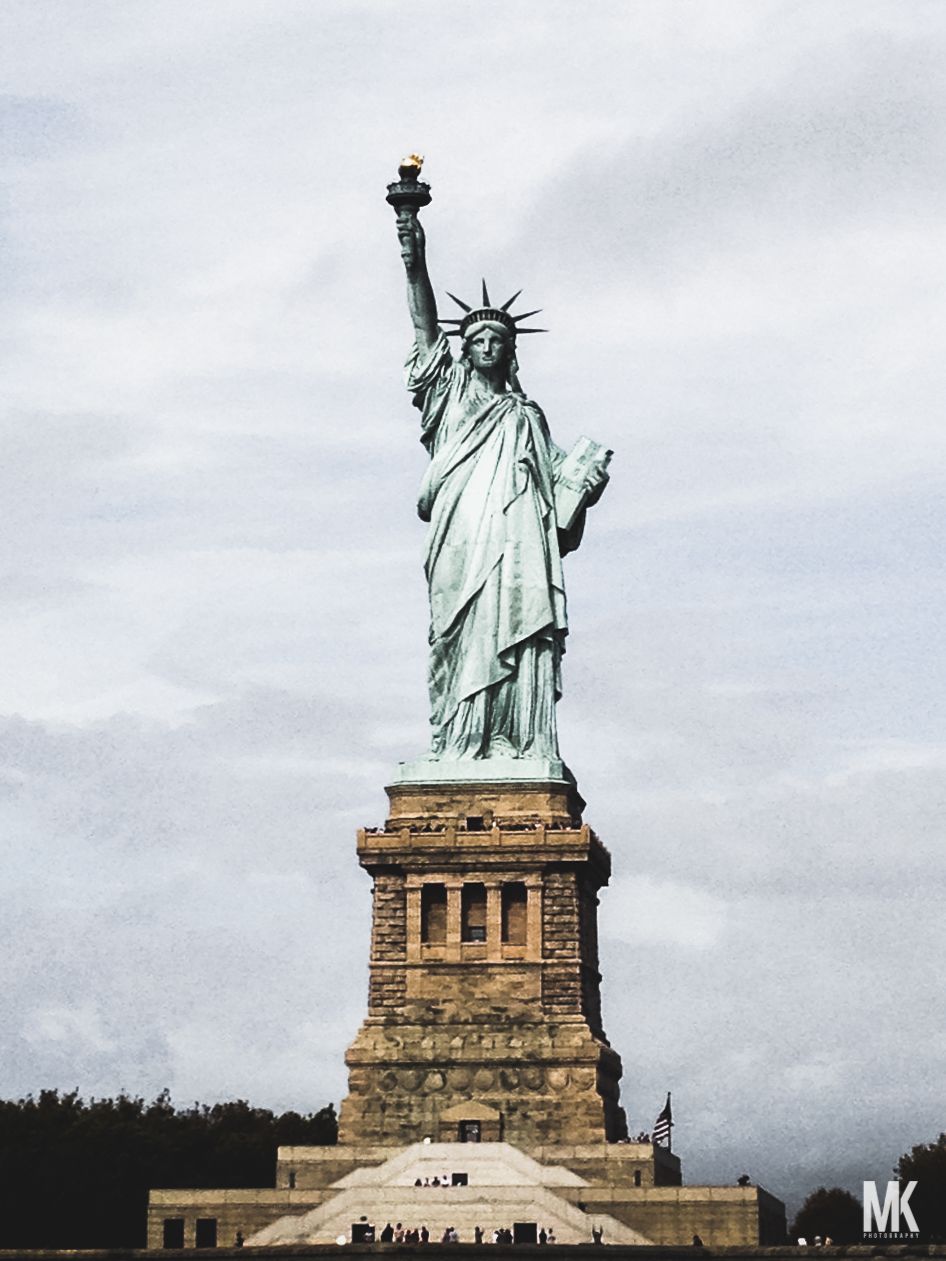 置物 KITH NY TO THE WORLD Statue of Liberty Statue of Liberty with New York City Skyline Figurine 5