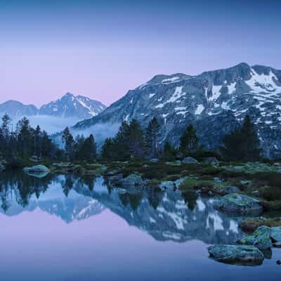 Neouvielle Aumar lake (western side), Pyrenees, France