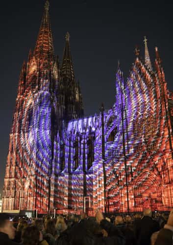 Roncalliplatz toward Cologne Cathedral
