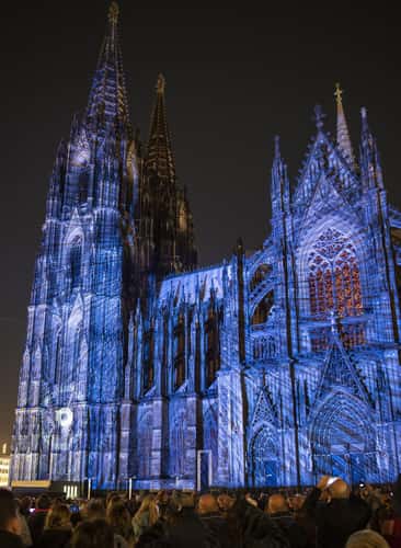 Roncalliplatz toward Cologne Cathedral
