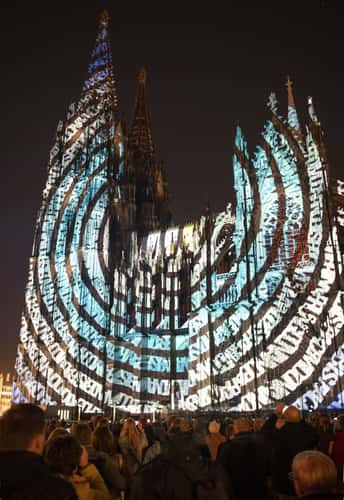 Roncalliplatz toward Cologne Cathedral