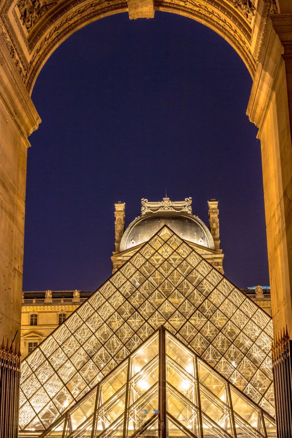 Pyramide du Louvre, France