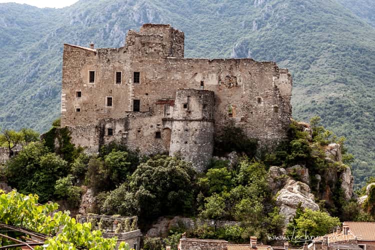 Castello dei Clavesana in Castelvecchio di Rocca Barbena