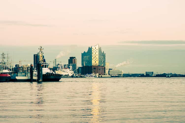 Ebphilharmonie across the Elbe river