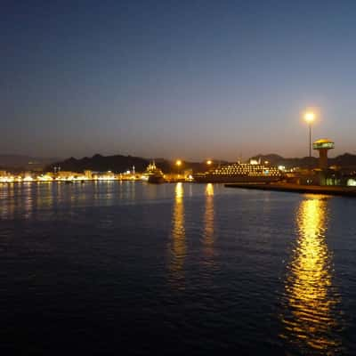 Hafen von Maskat am Abend, Oman