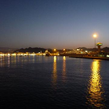 Hafen von Maskat am Abend, Oman
