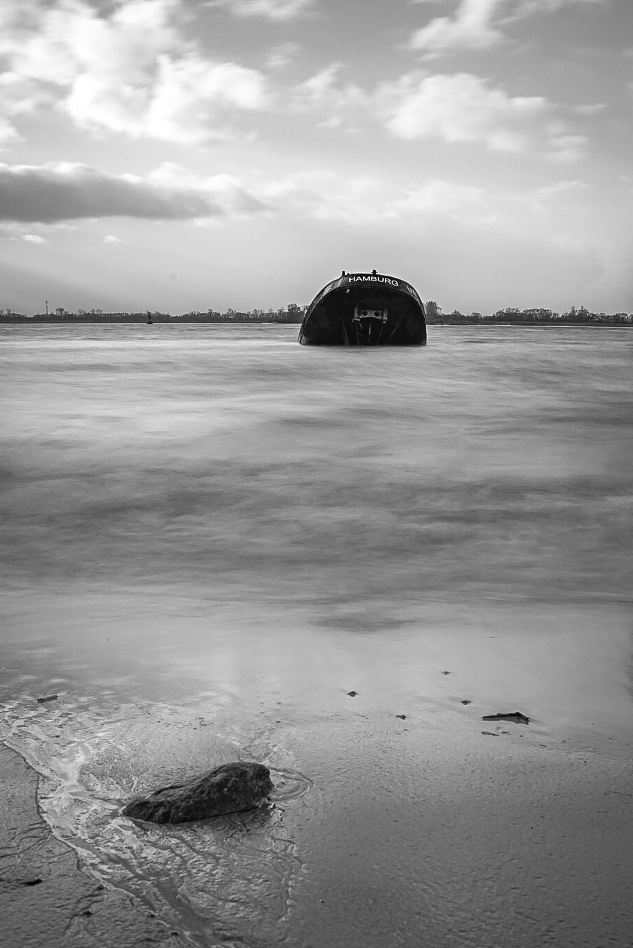 Ship wreck 'Uwe' and 'Polstjernan' at Falkensteiner Ufer, Germany