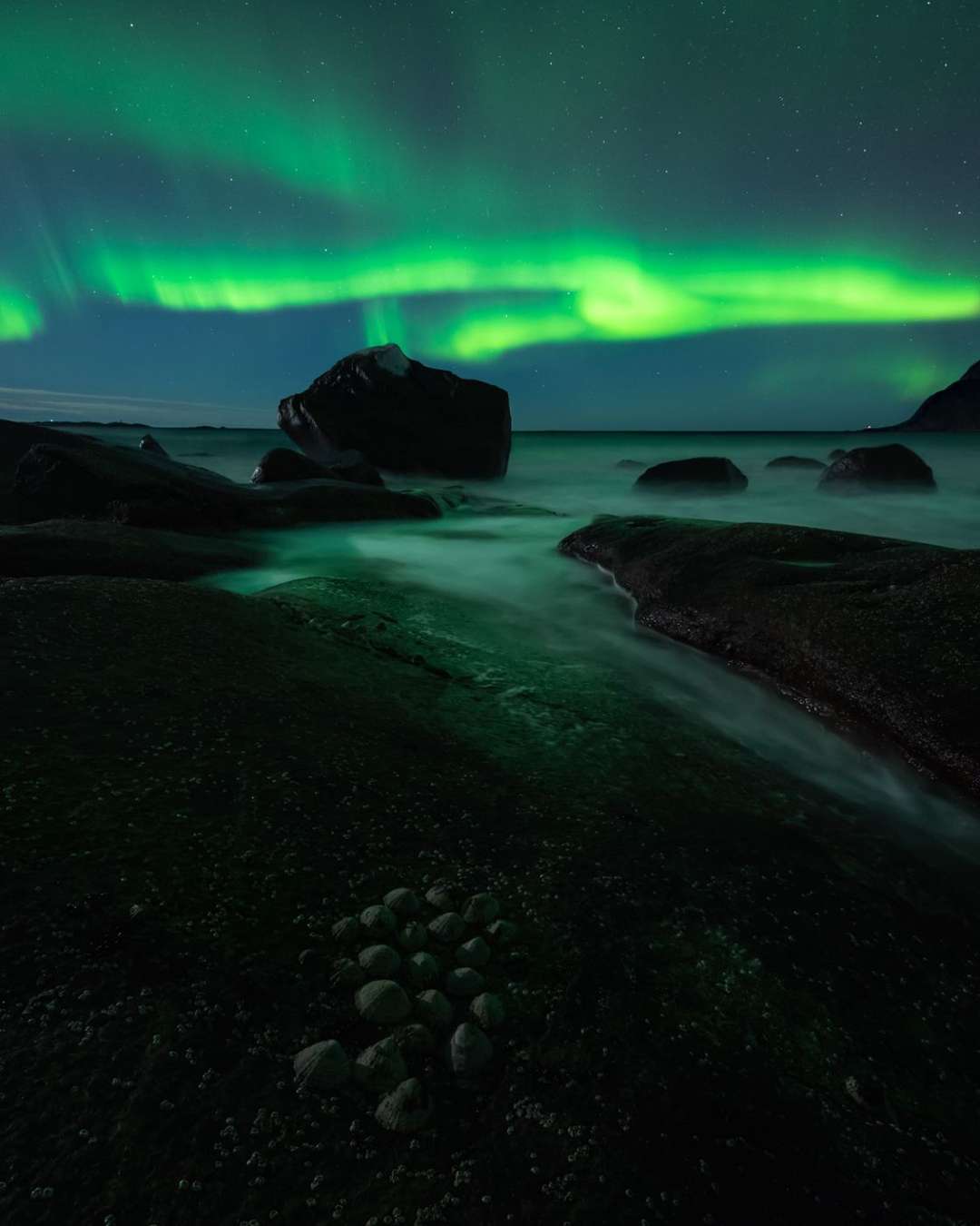 Photographing the northern lights with a focus stacked foreground can mean either of two things. The most spectacular aurora can happen while you’re busy running the foreground focus stack, or it can happen at exactly the right moment. In reality, the latter almost never happens, so you will have to wait for an opportunity to capture the best shapes in the sky that complement the foreground.