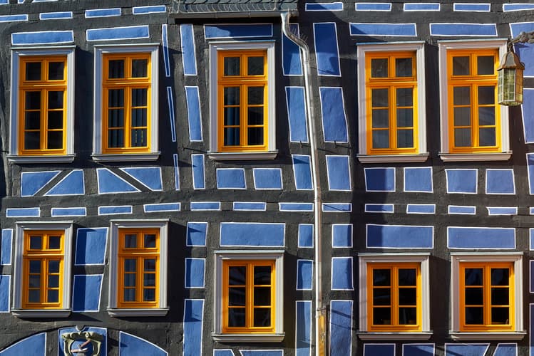 Schiefes Haus
