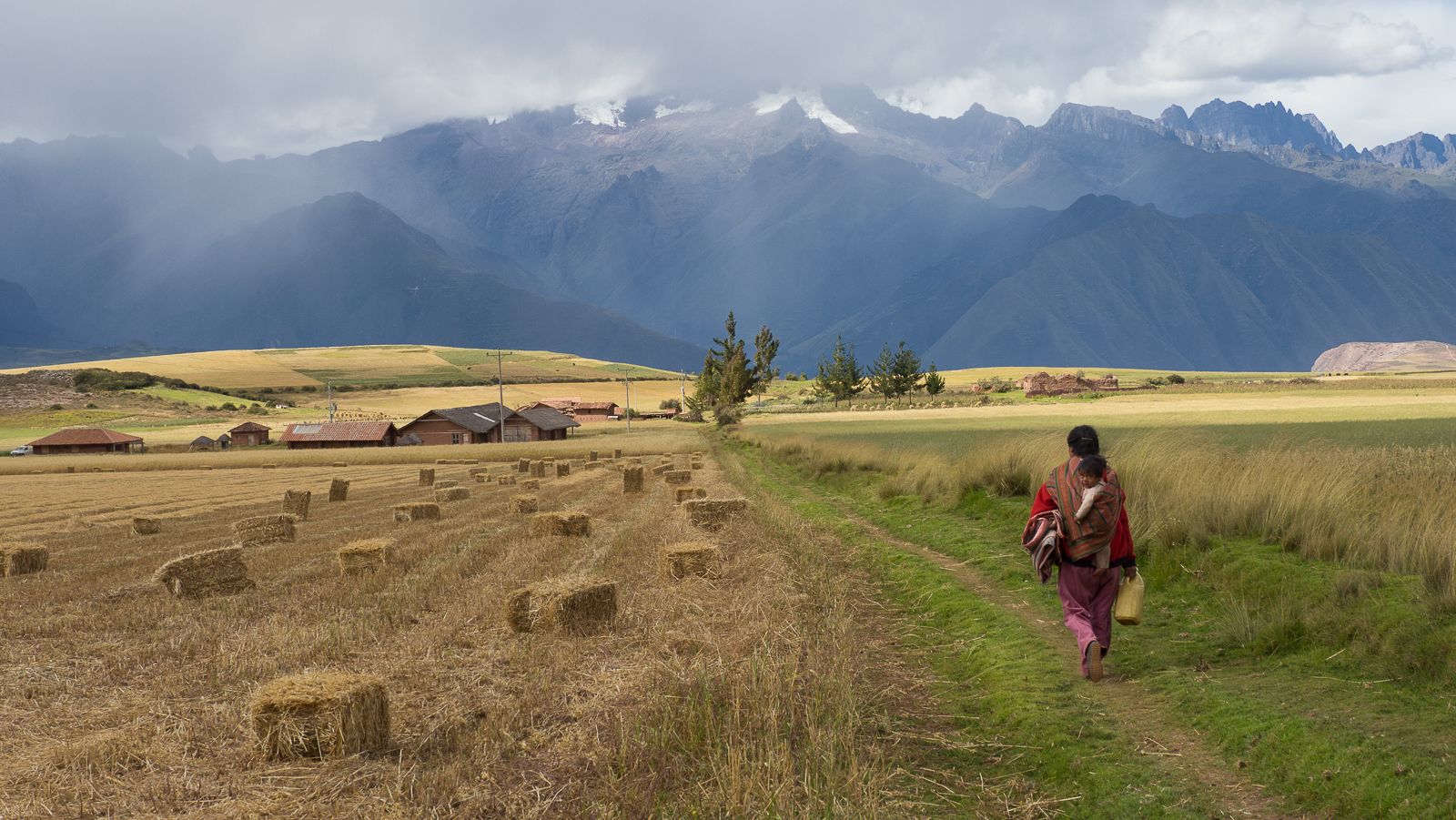 Between Maras et Chinchero, Peru