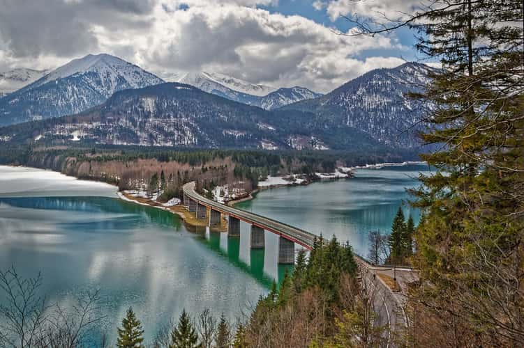 Sylvensteinstausee with the Faller-Klamm-Bridge