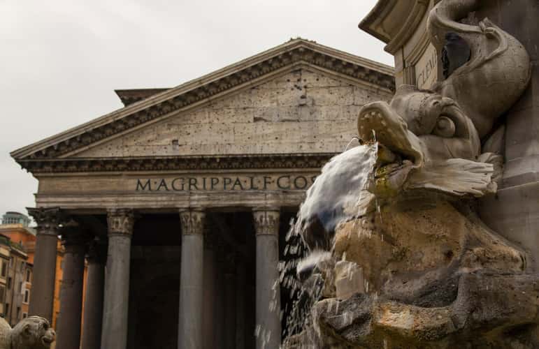 Pantheon mit dem Fontana del Pantheon