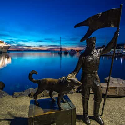 Hobart statue cruise boat sunrise Tasmania, Australia