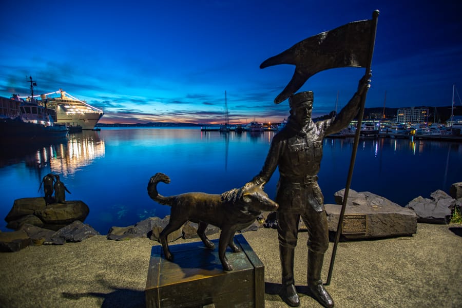 Hobart statue cruise boat sunrise Tasmania, Australia