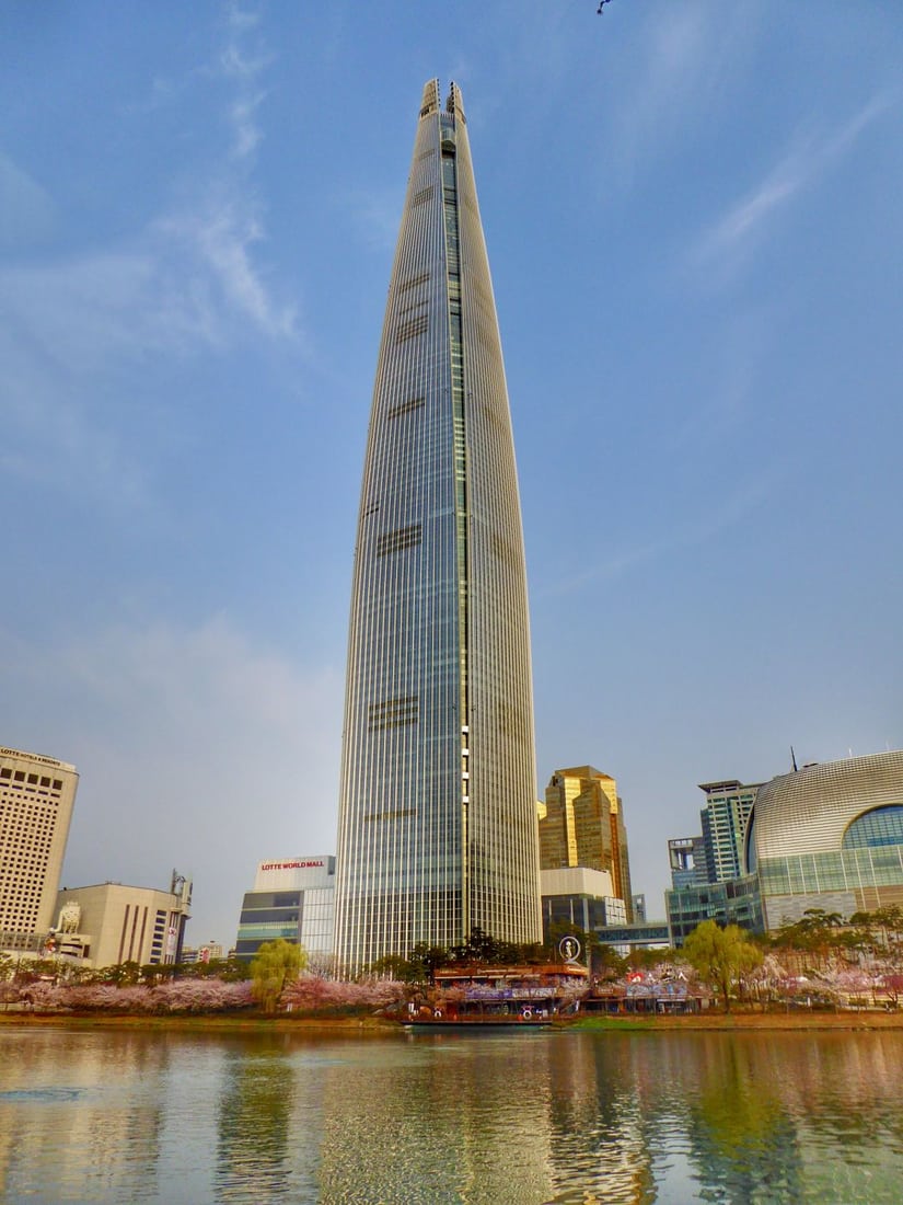 Lotte tower. Башня Lotte World. Башня Лотте в Сеуле. Южная Корея Лотте ворлд Тауэр. Сеул небоскреб Lotte.