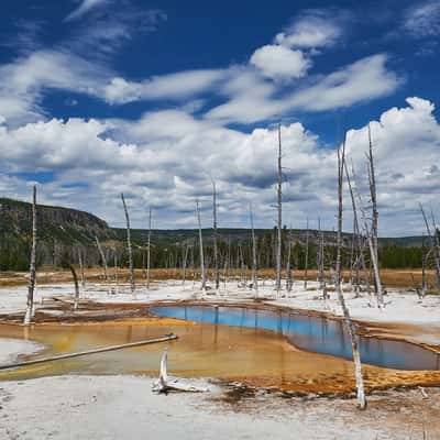 Opalescent Pool (Black Sand Basin), Yellowstone, USA