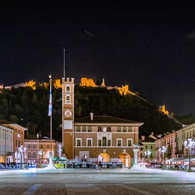 Piazza degli scacchi a Marostica e castello superiore, Italy