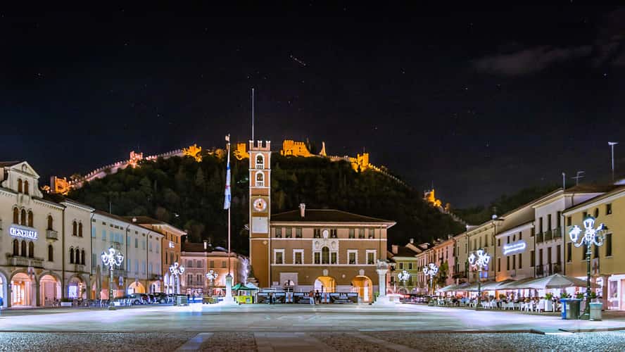 Piazza degli scacchi a Marostica e castello superiore