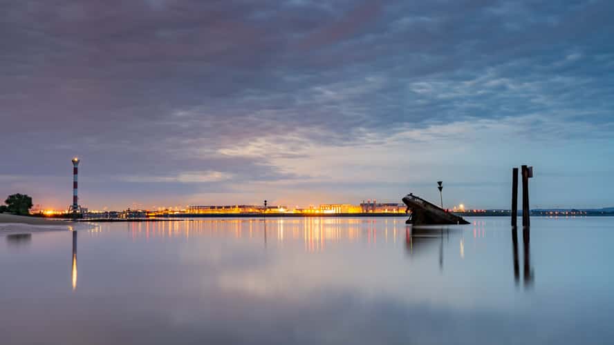 Ship wreck 'Uwe' and 'Polstjernan' at Falkensteiner Ufer