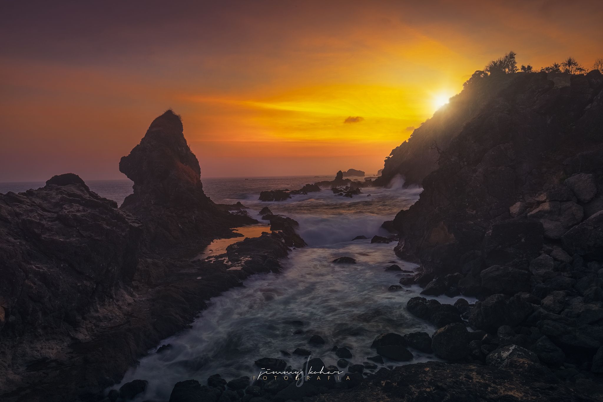 Bukit Pengilon, Indonesia