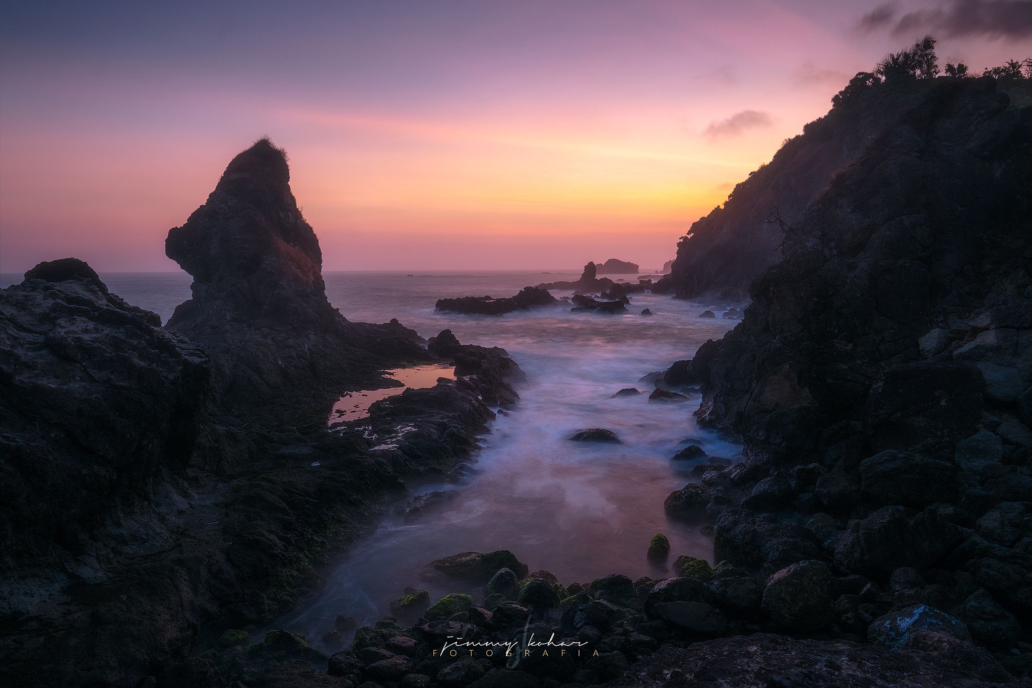 Bukit Pengilon, Indonesia